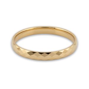 Obrączka ślubna Marea — cienka obrączka z fasetowaną powierzchnią diamond-cut. Żółte złoto 585